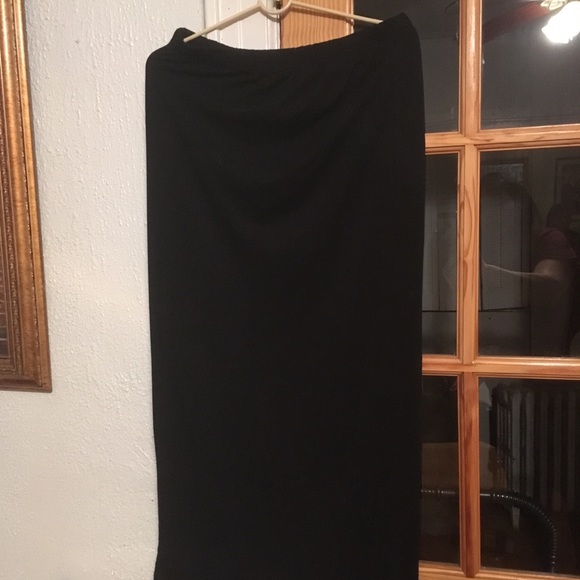 Black long skirt - Picture 1 of 2